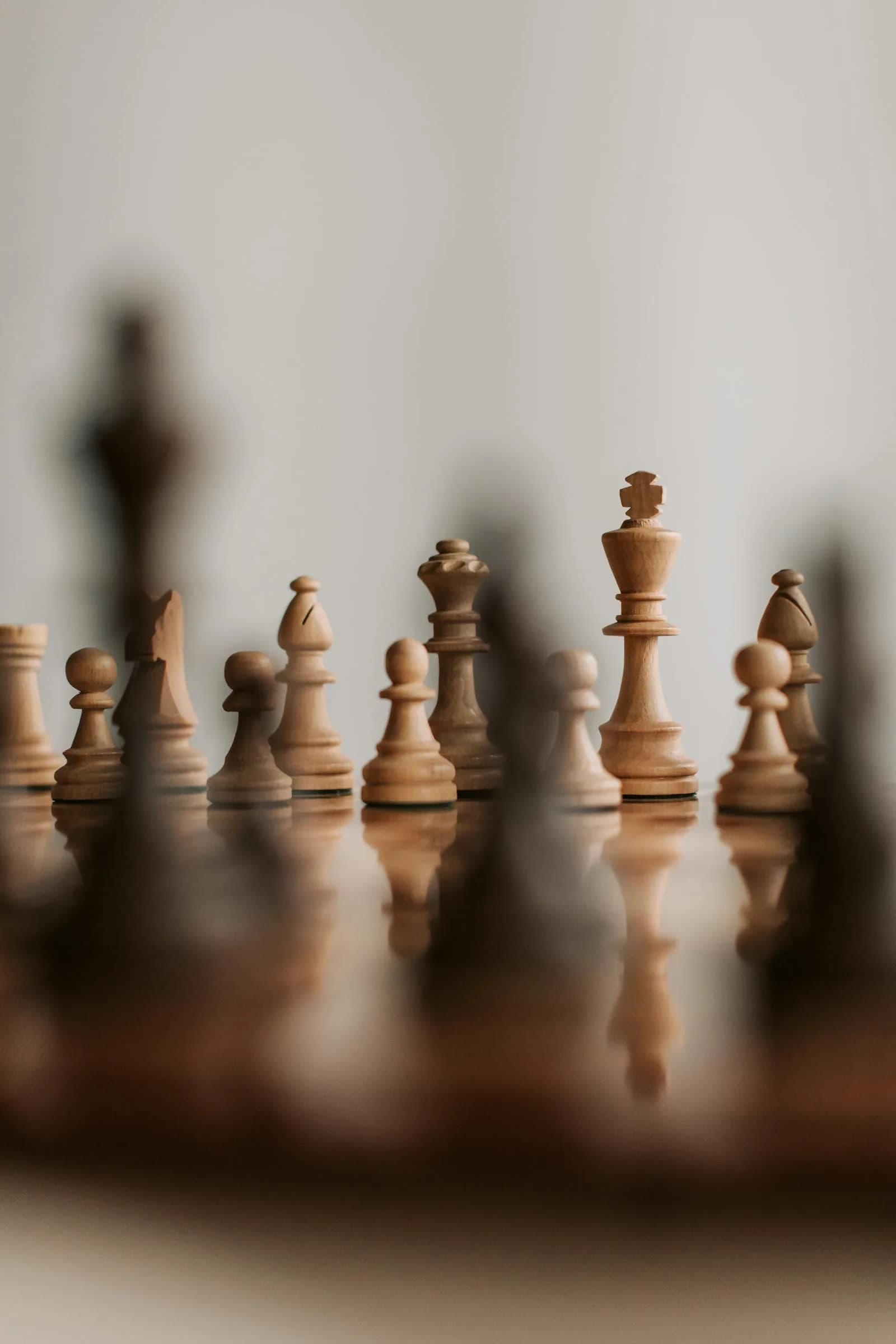 Stratégie et réflexion : pièces d'échecs sur un plateau en bois