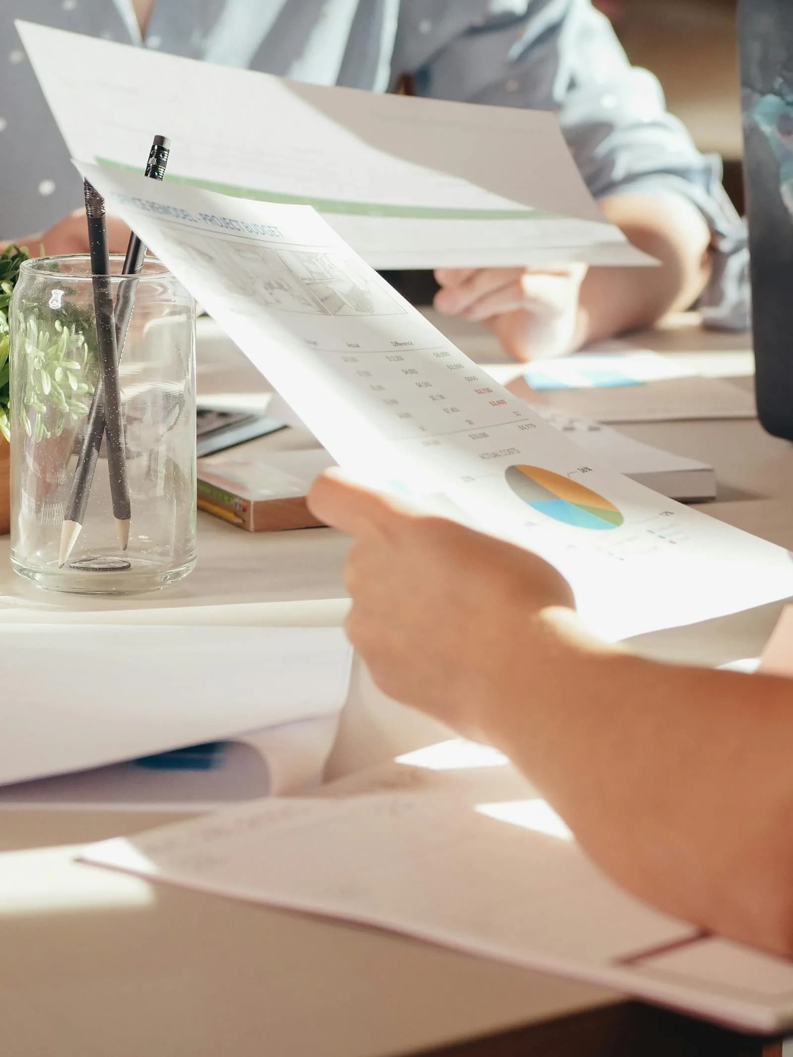 Équipe en réunion de travail et collaboration professionnelle
